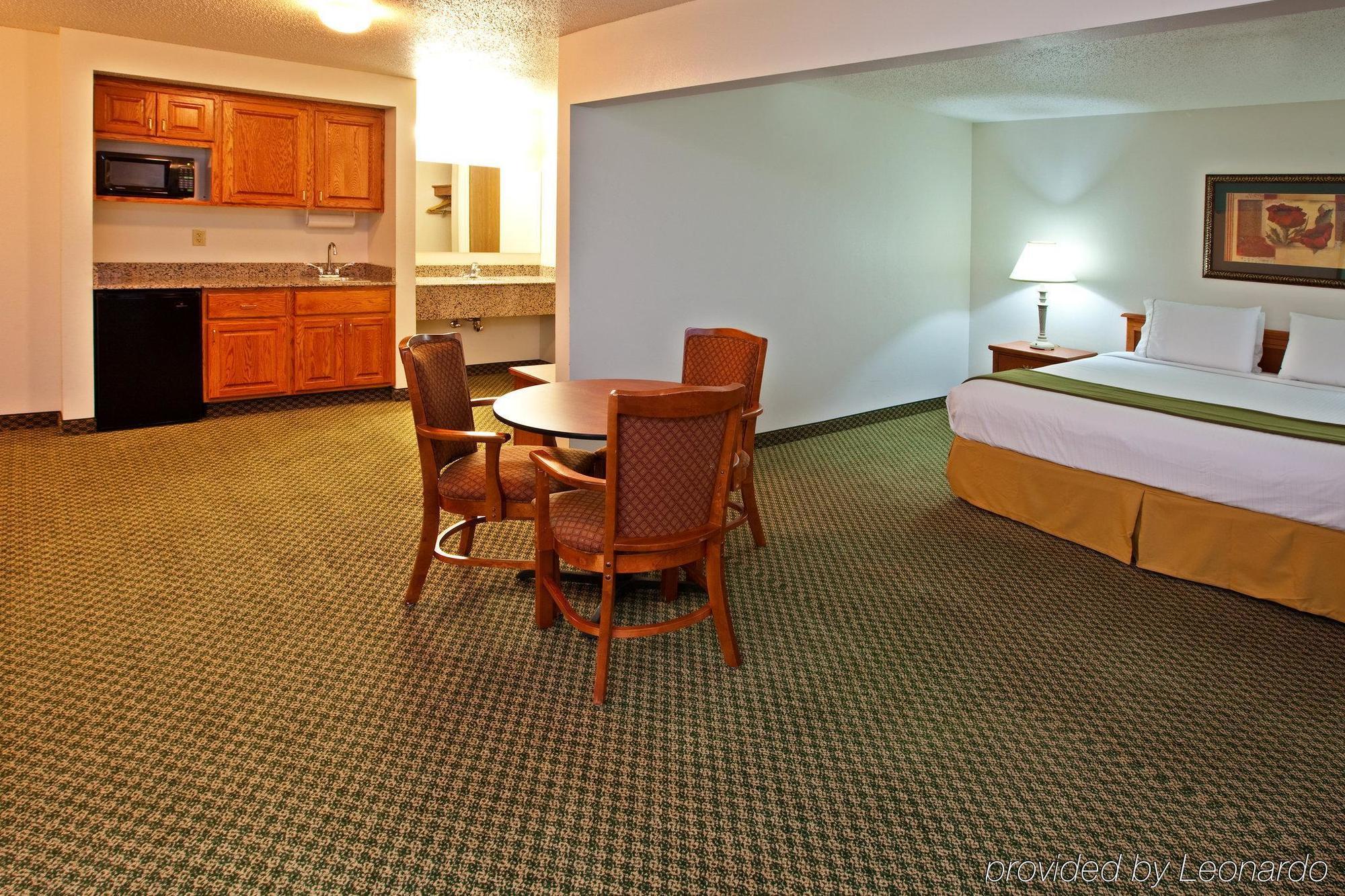 Holiday Inn Express & Suites Logan, An Ihg Hotel Habitación foto